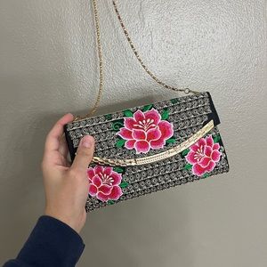 Embroided hand wallet with chain